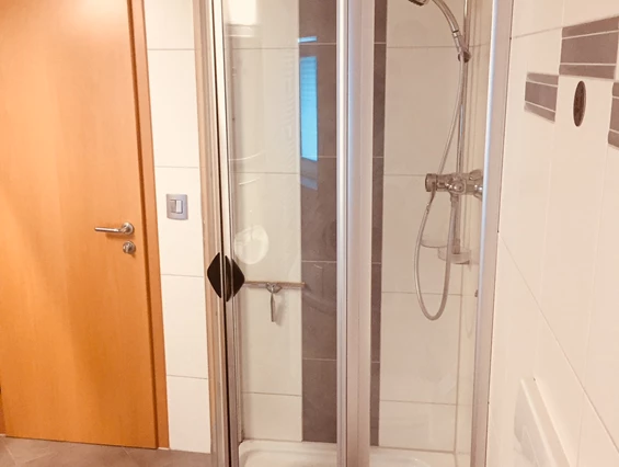 Monteurzimmer: Bad mit Dusche, Badewanne und WC - Ferienwohnung "Altstadtblick" - top Ausstattung