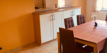 Monteurwohnung - Wernigerode - Küche mit Blick in Richtung Wohnbereich - Ferienwohnung "Altstadtblick" - top Ausstattung