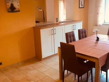 Monteurzimmer: Küche mit Blick in Richtung Wohnbereich - Ferienwohnung "Altstadtblick" - top Ausstattung