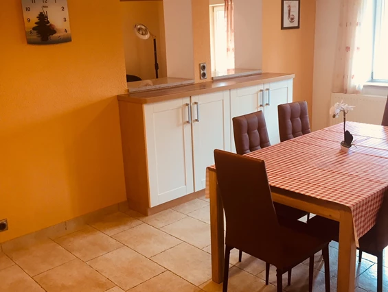 Monteurzimmer: Küche mit Blick in Richtung Wohnbereich - Ferienwohnung "Altstadtblick" - top Ausstattung