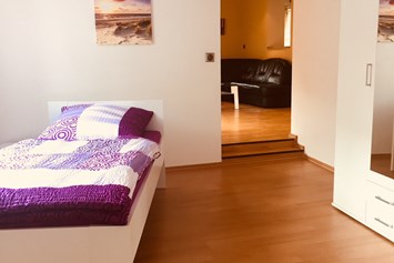 Monteurzimmer: Durchgangszimmer in Richtung Wohnbereich - Ferienwohnung "Altstadtblick" - top Ausstattung