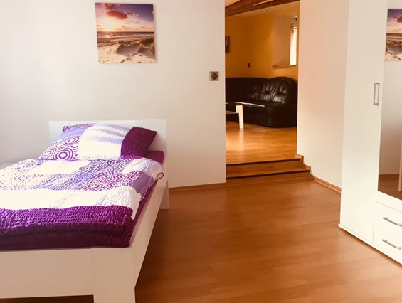 Monteurzimmer: Durchgangszimmer in Richtung Wohnbereich - Ferienwohnung "Altstadtblick" - top Ausstattung