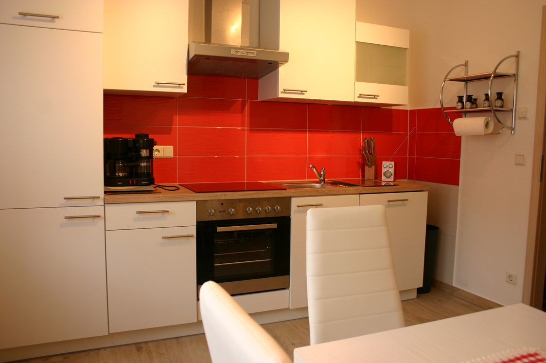 Monteurzimmer: vollausgestatte Küche mit Sitzecke - Ferienhaus Abel - top Ausstattung, zentrale Lage
