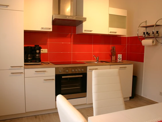 Monteurzimmer: vollausgestatte Küche mit Sitzecke - Ferienhaus Abel - top Ausstattung, zentrale Lage