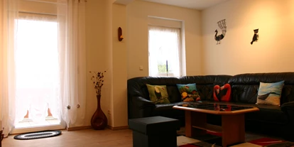 Monteurwohnung - Wernigerode - großes Wohnzimmer mit SAT-TV und Zugang zum Balkon - Ferienhaus Abel - top Ausstattung, zentrale Lage