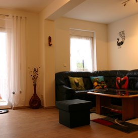 Monteurzimmer: großes Wohnzimmer mit SAT-TV und Zugang zum Balkon - Ferienhaus Abel - top Ausstattung, zentrale Lage