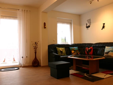 Monteurzimmer: großes Wohnzimmer mit SAT-TV und Zugang zum Balkon - Ferienhaus Abel - top Ausstattung, zentrale Lage
