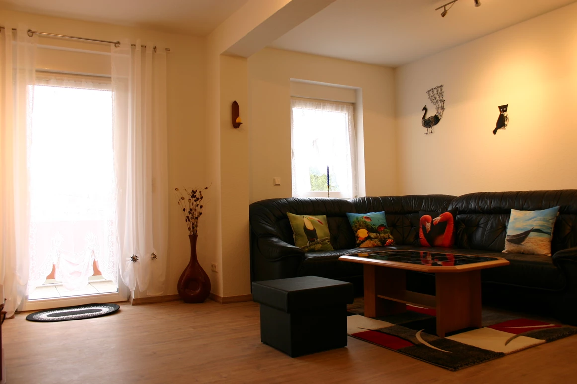 Monteurzimmer: großes Wohnzimmer mit SAT-TV und Zugang zum Balkon - Ferienhaus Abel - top Ausstattung, zentrale Lage