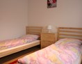 Monteurzimmer: Schlafzimmer mit Einzelbetten  - Ferienhaus Abel - top Ausstattung, zentrale Lage