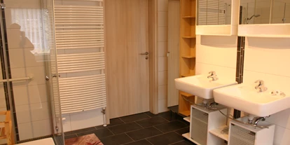 Monteurwohnung - Wernigerode - hochwertiges Bad mit Fußbodenheizung und zwei Waschbecken sowie Toilette - Ferienhaus Abel - top Ausstattung, zentrale Lage