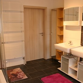 Monteurzimmer: hochwertiges Bad mit Fußbodenheizung und zwei Waschbecken sowie Toilette - Ferienhaus Abel - top Ausstattung, zentrale Lage