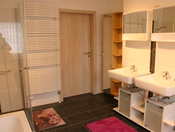 Monteurzimmer: hochwertiges Bad mit Fußbodenheizung und zwei Waschbecken sowie Toilette - Ferienhaus Abel - top Ausstattung, zentrale Lage