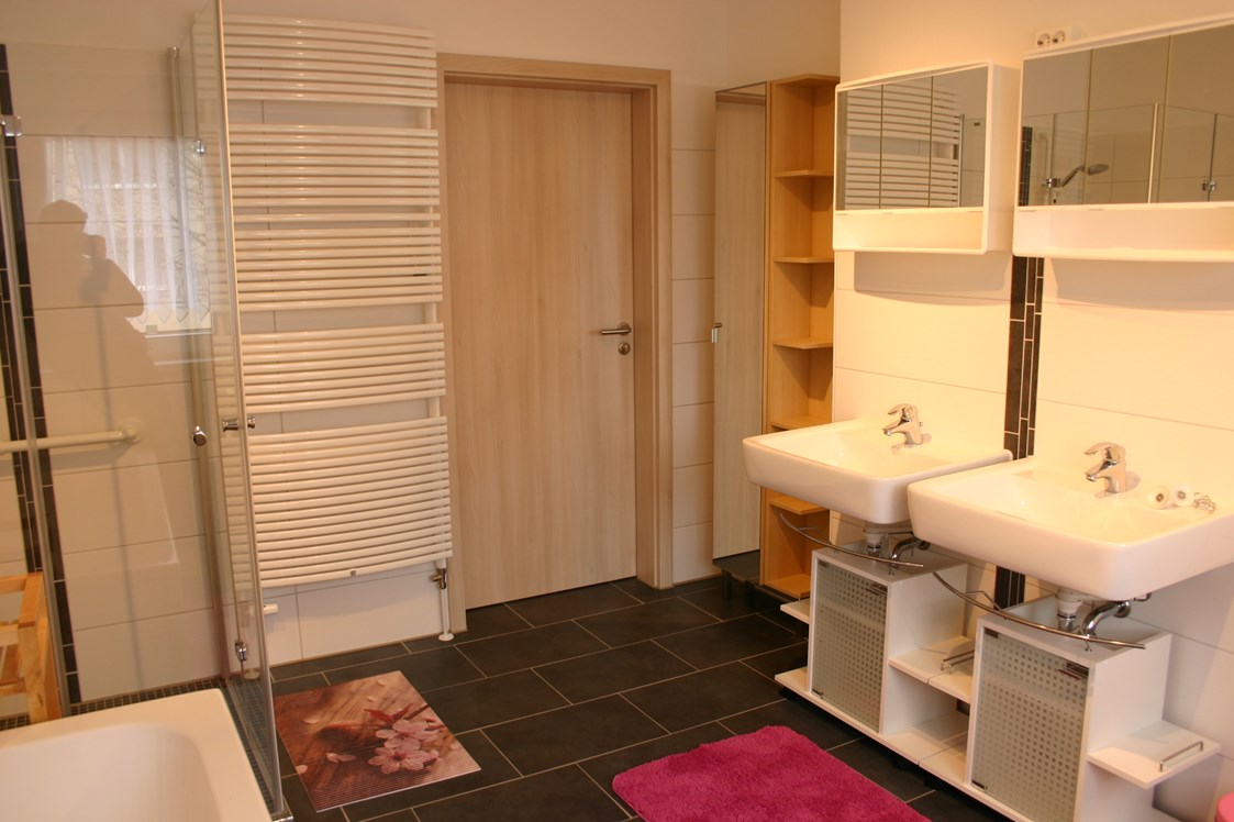 Monteurzimmer: hochwertiges Bad mit Fußbodenheizung und zwei Waschbecken sowie Toilette - Ferienhaus Abel - top Ausstattung, zentrale Lage