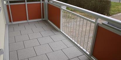 Monteurwohnung - Wernigerode - geräumiger Balkon (im Sommer mit Sitzgarnitur) - Ferienhaus Abel - top Ausstattung, zentrale Lage