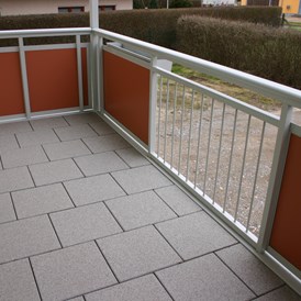 Monteurzimmer: geräumiger Balkon (im Sommer mit Sitzgarnitur) - Ferienhaus Abel - top Ausstattung, zentrale Lage