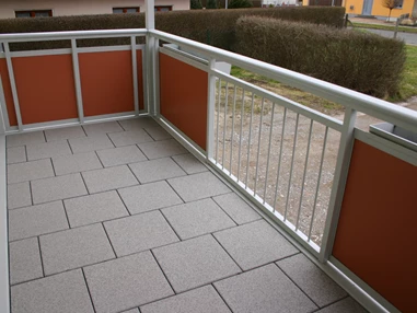 Monteurzimmer: geräumiger Balkon (im Sommer mit Sitzgarnitur) - Ferienhaus Abel - top Ausstattung, zentrale Lage
