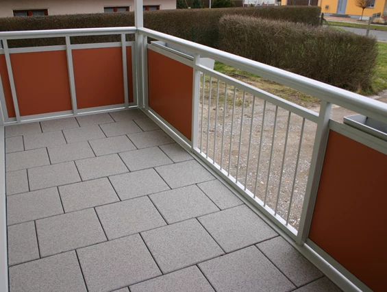 Monteurzimmer: geräumiger Balkon (im Sommer mit Sitzgarnitur) - Ferienhaus Abel - top Ausstattung, zentrale Lage