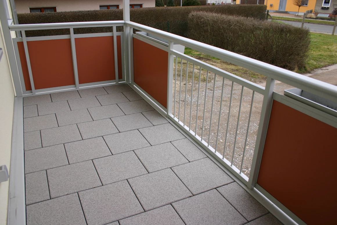 Monteurzimmer: geräumiger Balkon (im Sommer mit Sitzgarnitur) - Ferienhaus Abel - top Ausstattung, zentrale Lage