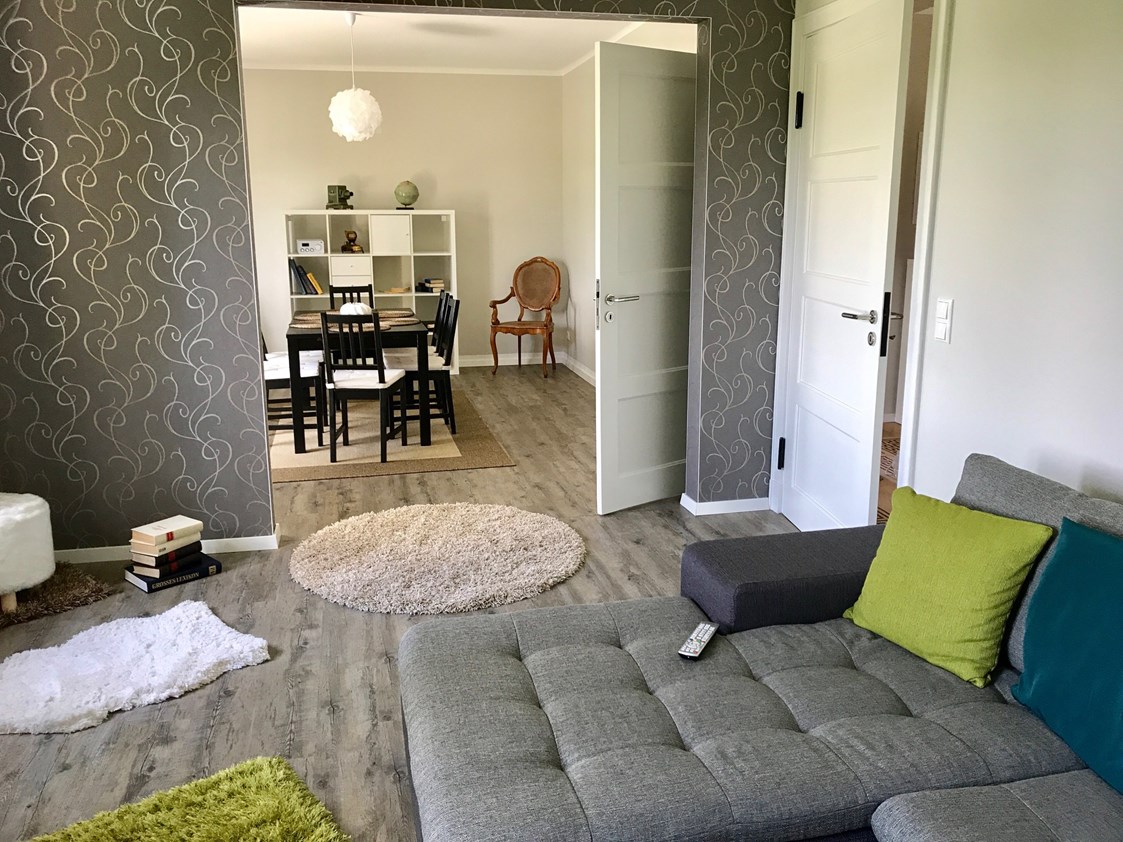 Monteurzimmer: Wohn- und Esszimmer - Ferienwohnung Mecklenburg