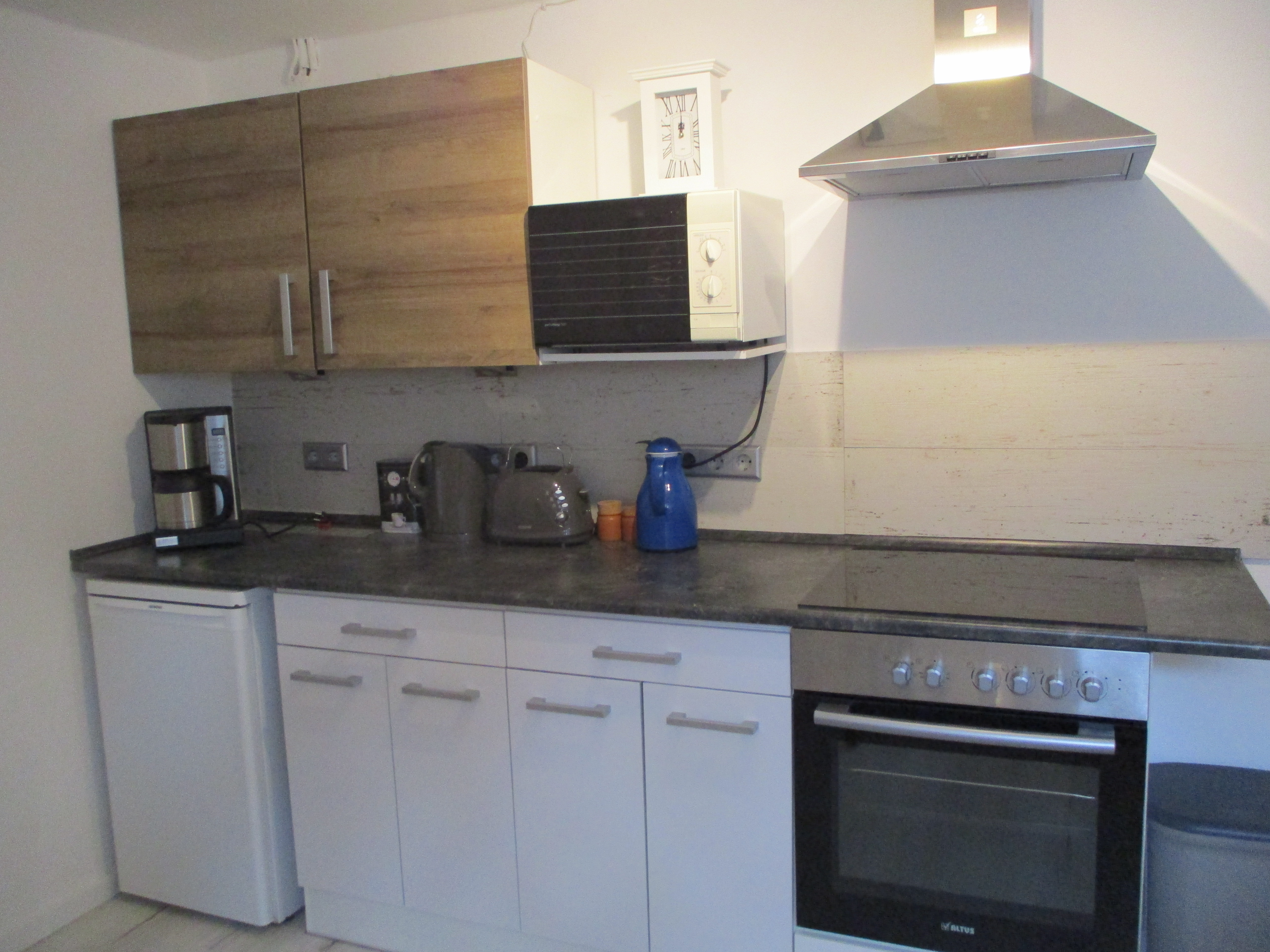 Monteurwohnung - Kulmbach - Küche mit Ofen,Kochfeld,Mikrowelle - Wruck,bei alf und inge