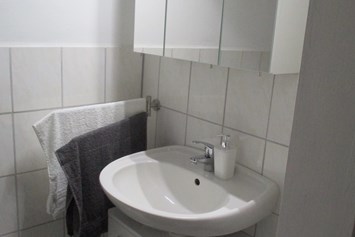 Monteurzimmer: Waschbecken mit Spiegel - Wruck,bei alf und inge