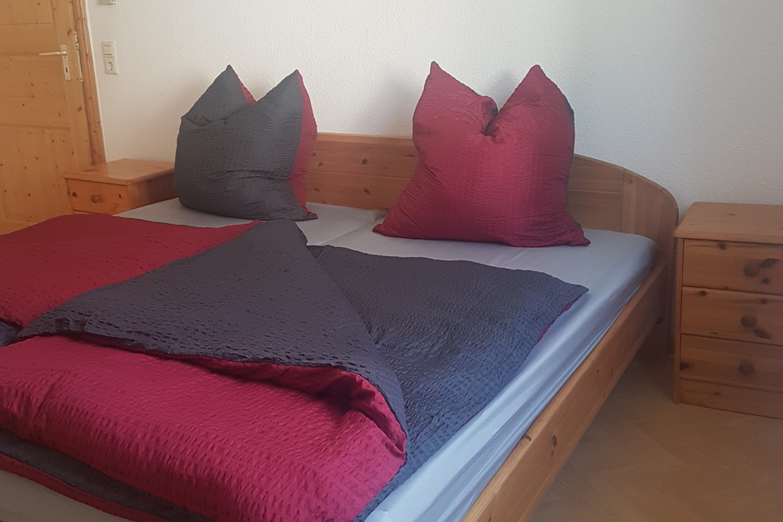 Monteurzimmer: Erstes Schlafzimmer mit Doppelbett - Fewo am Hang 
