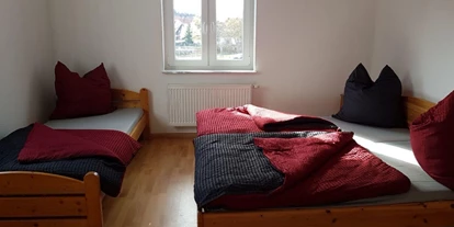 Monteurwohnung - PLZ 79312 (Deutschland) - Zweites Schlafzimmer mit Doppelbett und Einzelbett - Fewo am Hang