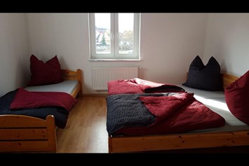 Monteurzimmer: Zweites Schlafzimmer mit Doppelbett und Einzelbett - Fewo am Hang 