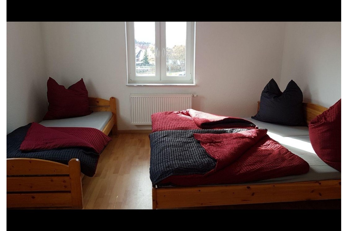 Monteurzimmer: Zweites Schlafzimmer mit Doppelbett und Einzelbett - Fewo am Hang 