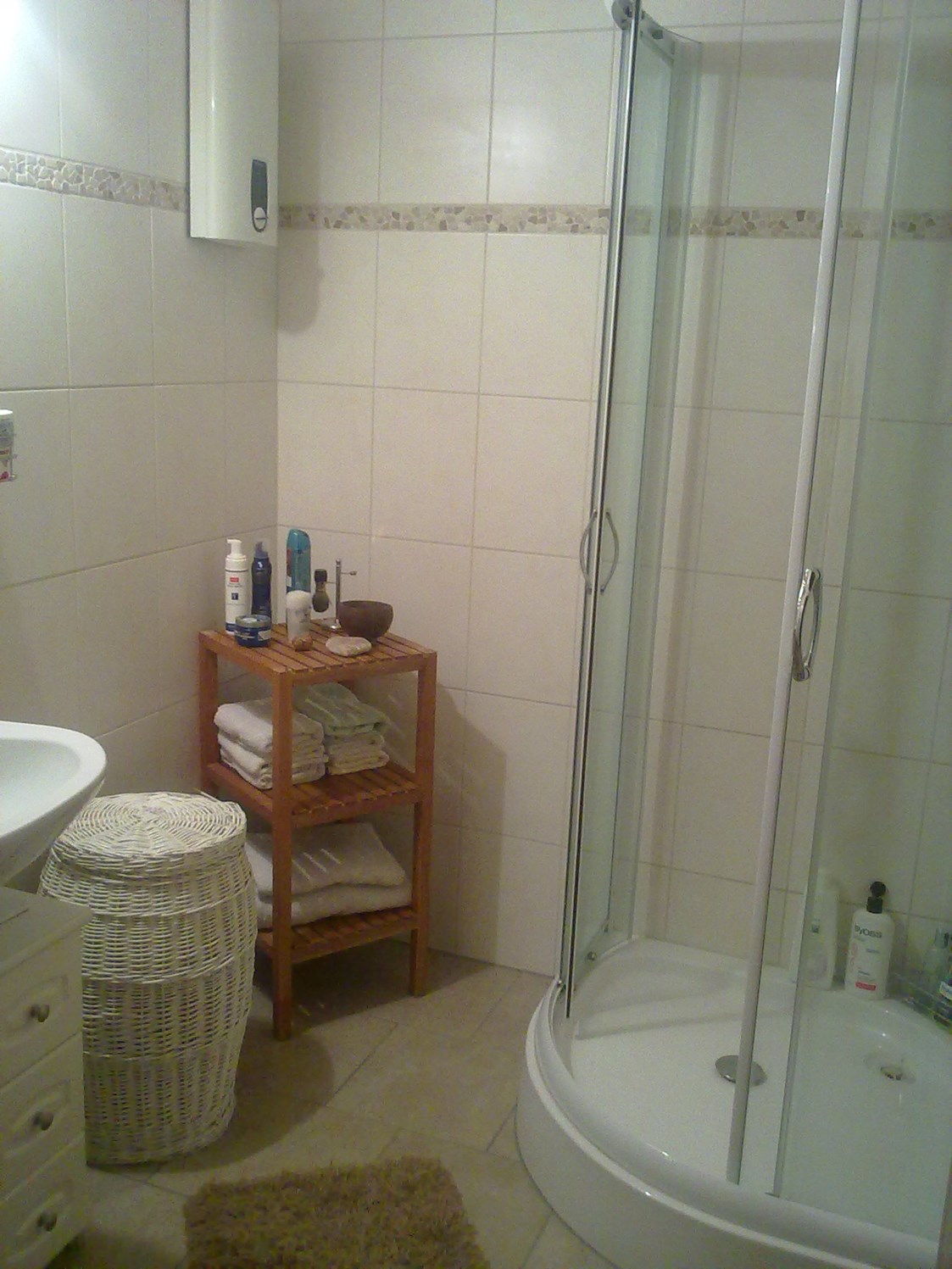 Monteurzimmer: Das Bad ist modern ausgestattet. Handtücher, Seife und Fön sind vorhanden. - Röhmann