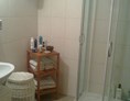 Monteurzimmer: Das Bad ist modern ausgestattet. Handtücher, Seife und Fön sind vorhanden. - Röhmann