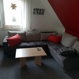Monteurzimmer: kleines Wohnzimmer. 
möbel können übernommen werden - Nachmieter für WG Wohnung
