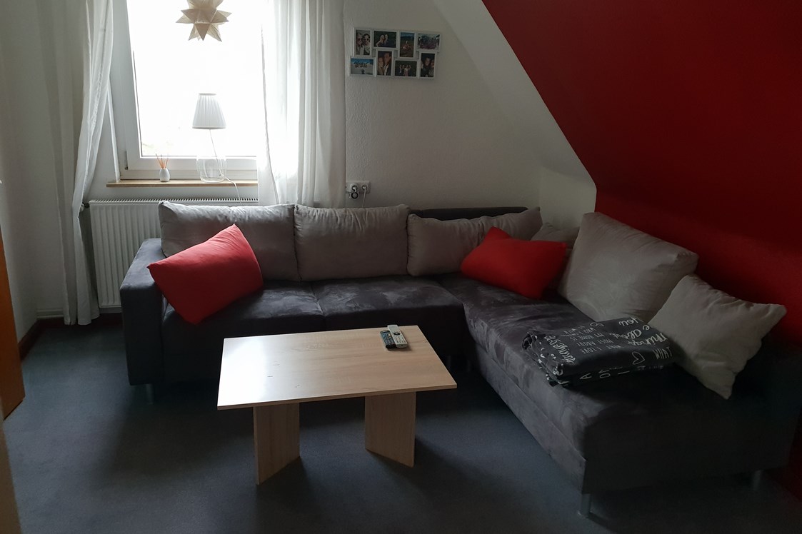 Monteurzimmer: kleines Wohnzimmer. 
möbel können übernommen werden - Nachmieter für WG Wohnung