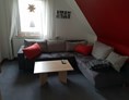 Monteurzimmer: kleines Wohnzimmer. 
möbel können übernommen werden - Nachmieter für WG Wohnung