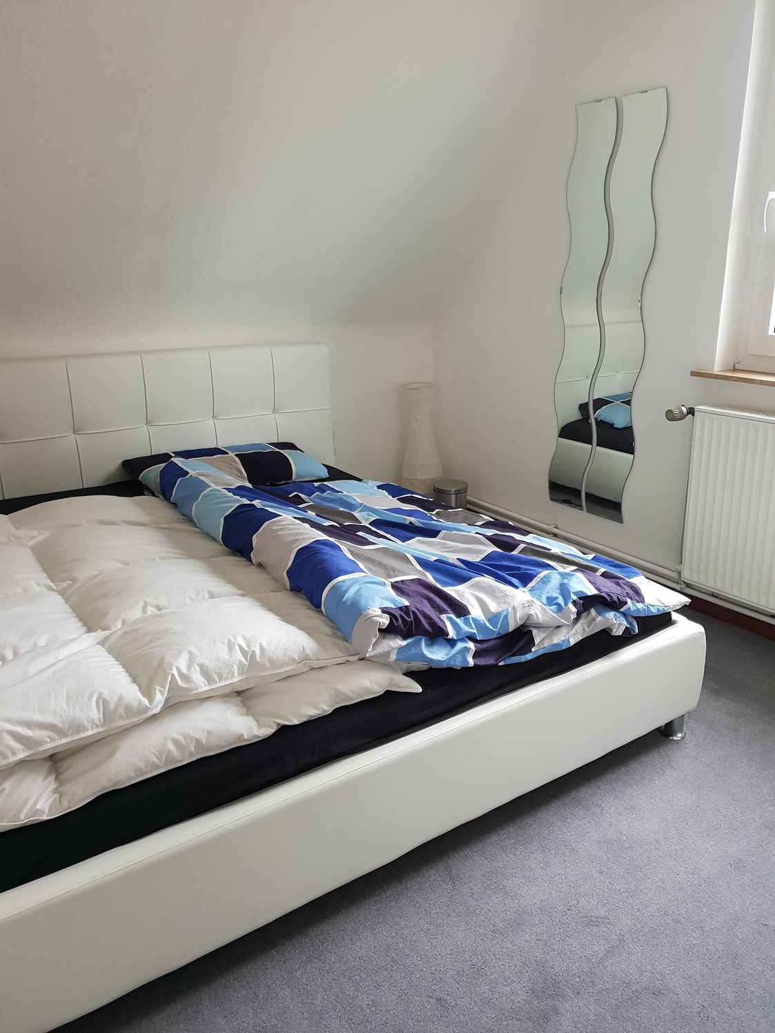 Monteurzimmer: schlafzimmer
Möbel können übernommen werden - Nachmieter für WG Wohnung