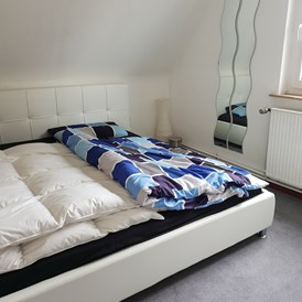 Monteurzimmer: schlafzimmer
Möbel können übernommen werden - Nachmieter für WG Wohnung