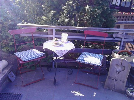 Monteurwohnung - Frammersbach Schwartel - Kleiner Sitzplatz auf der Terrasse mit Grillmöglichkeit - FeWo Gleiss Rieneck