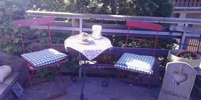 Monteurwohnung - Waschmaschine - Deutschland - Kleiner Sitzplatz auf der Terrasse mit Grillmöglichkeit - FeWo Gleiss Rieneck