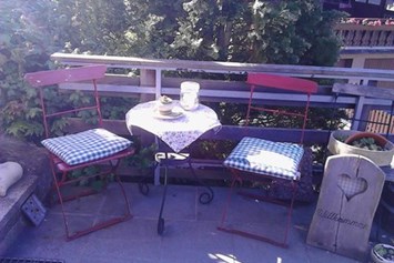 Monteurzimmer: Kleiner Sitzplatz auf der Terrasse mit Grillmöglichkeit - FeWo Gleiss Rieneck