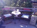 Monteurzimmer: Kleiner Sitzplatz auf der Terrasse mit Grillmöglichkeit - FeWo Gleiss Rieneck