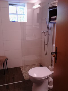 Monteurzimmer: Bad mir begehbarer Dusche - FeWo Gleiss Rieneck