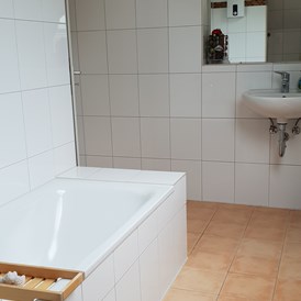 Monteurzimmer: Badewanne - Wohnung S8 Monteure/Messe/Familien 