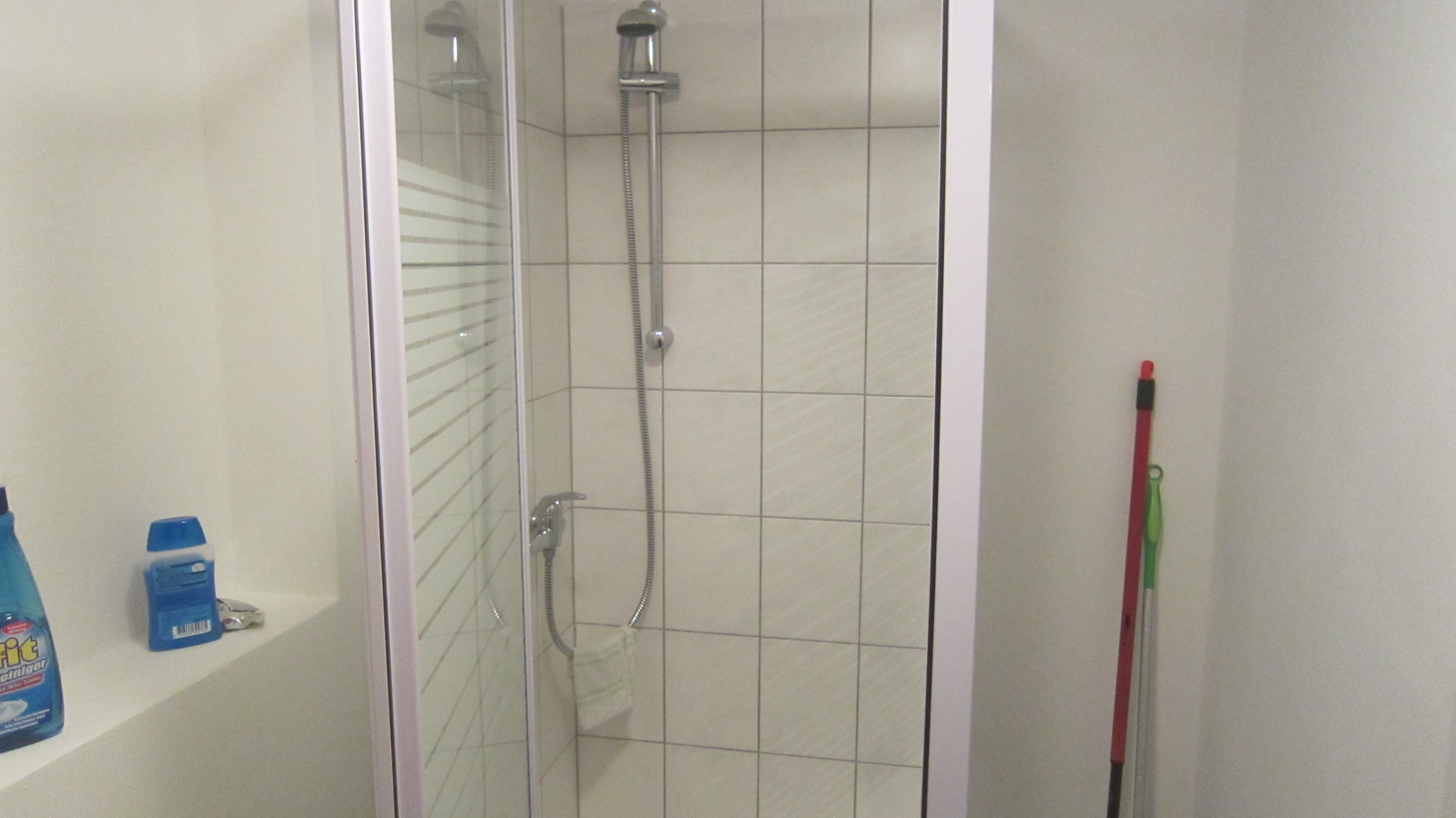 Monteurwohnung - TV - Plauen - Badezimmer - Hero Zimmer