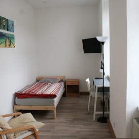 Monteurzimmer: Einzelzimmer mit Fernseher - McGoodnight - Monteurwohnung Nähe Dresden, bis zu 20 Personen, ab 13,95€/p.P.