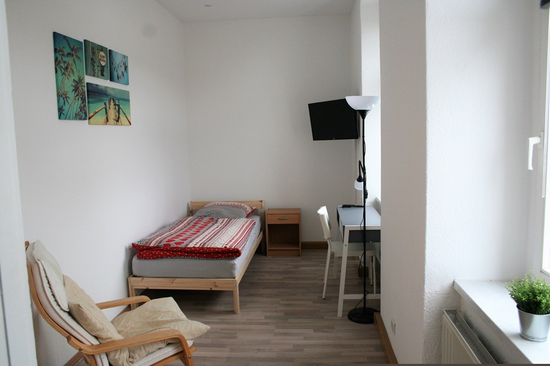 Monteurzimmer: Einzelzimmer mit Fernseher - McGoodnight - Monteurwohnung Nähe Dresden, bis zu 20 Personen, ab 13,95€/p.P.